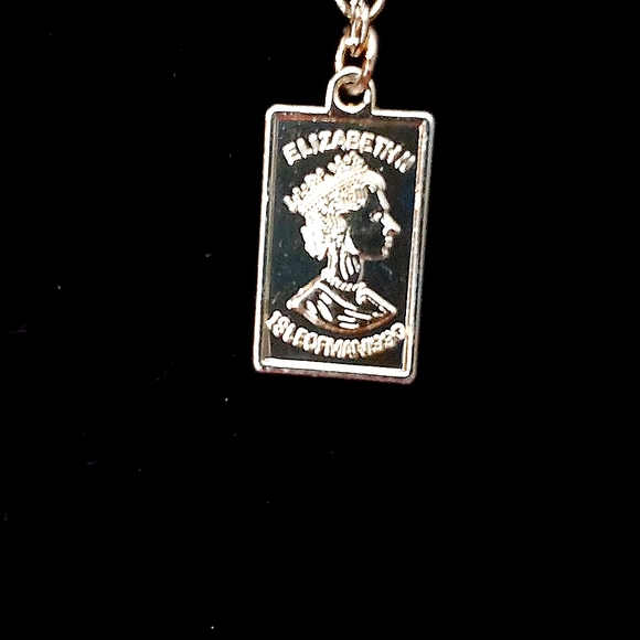 2 Gold Necklaces - Picture 3 of 4